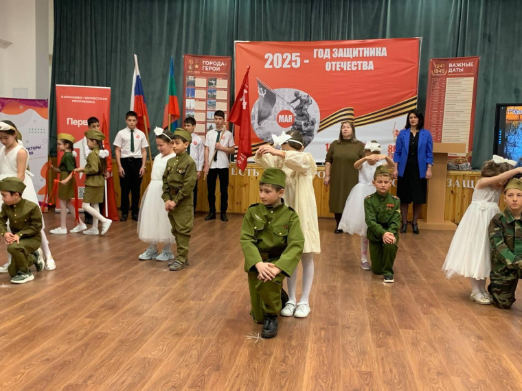 Торжественная линейка, посвященная поднятию флага Российской Федерации.